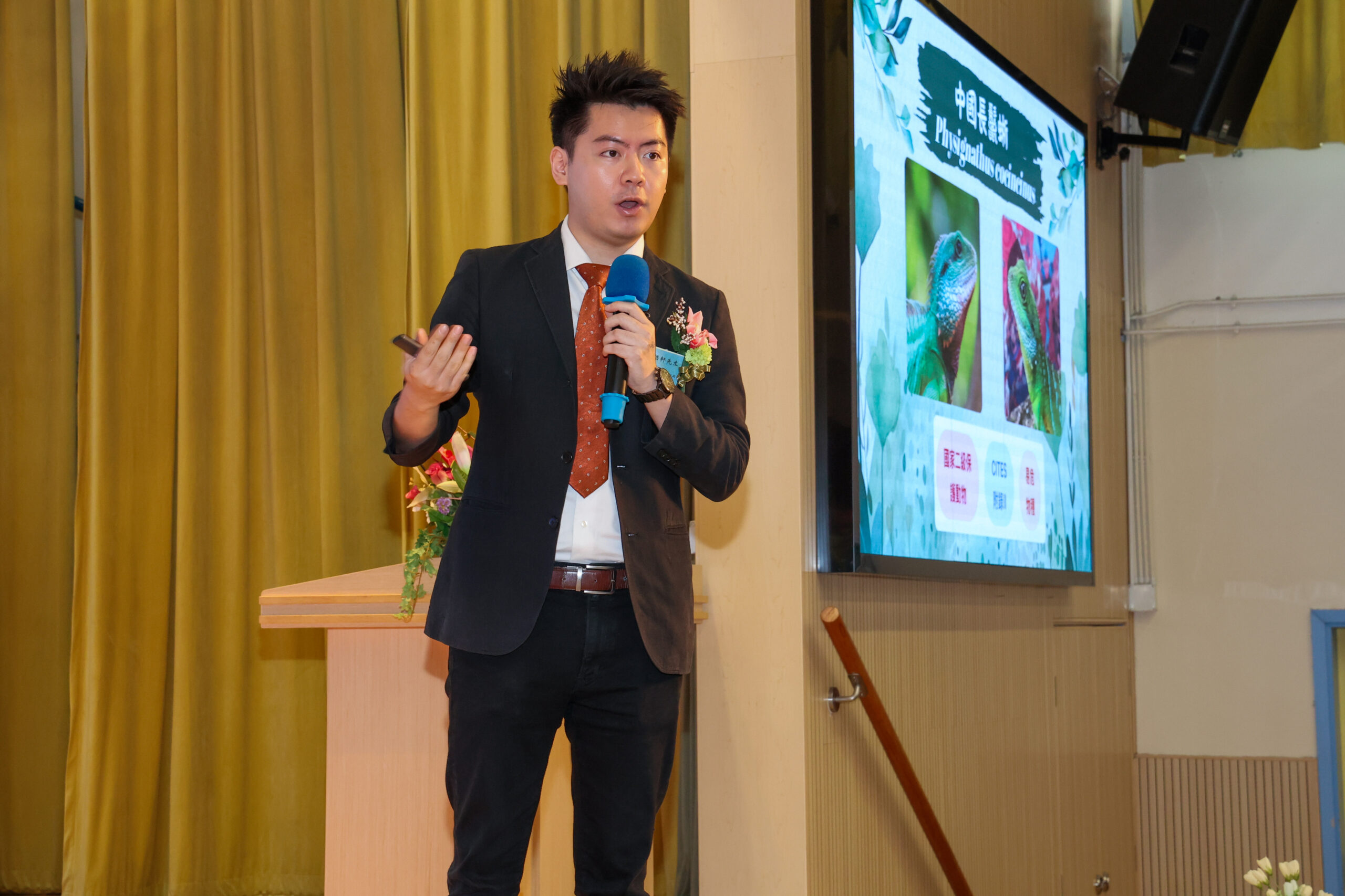 大自然兩棲及爬蟲教育有限公司創辦人黃浩軒博士作生物展示
