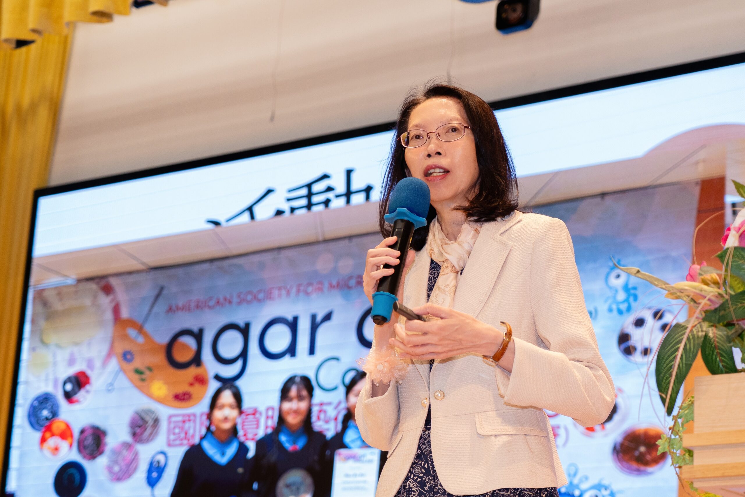 校長吳嘉文博士介紹生物實驗室設施